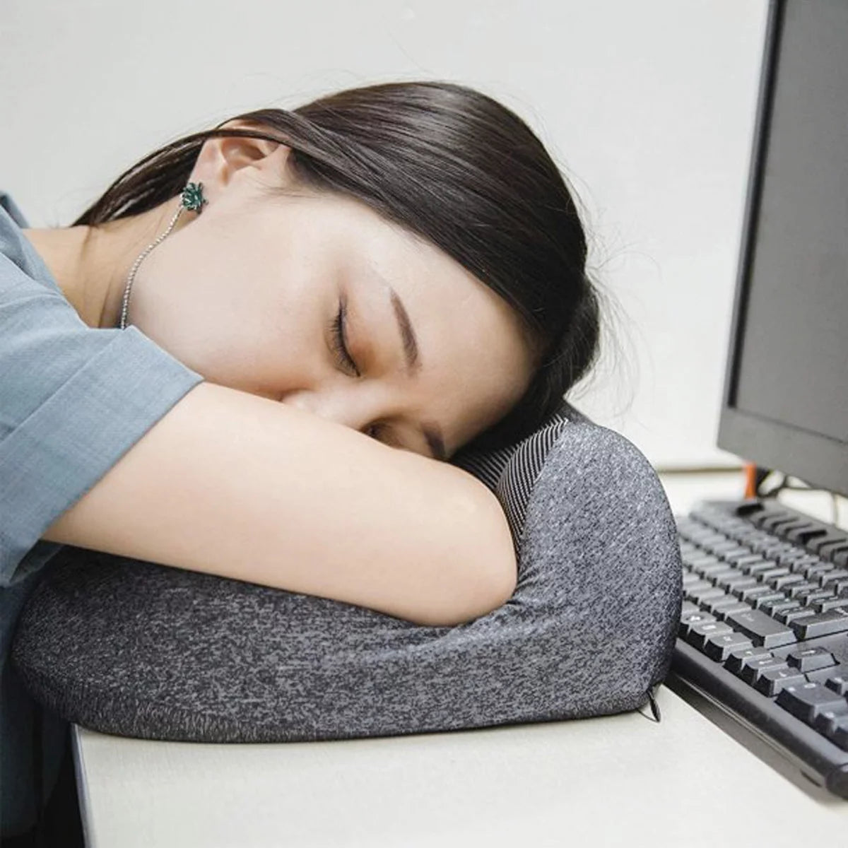 Ergonomic U-Shape Travel Kit: Contoured Neck Pillow with Eye Mask, Earplugs, and Travel Bag